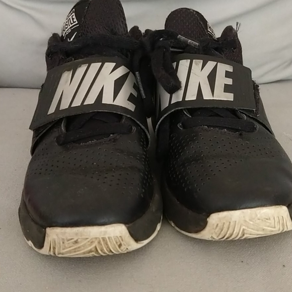 Nike team hustle 08 leather sneakers boys size 3.5 - Picture 3 of 4